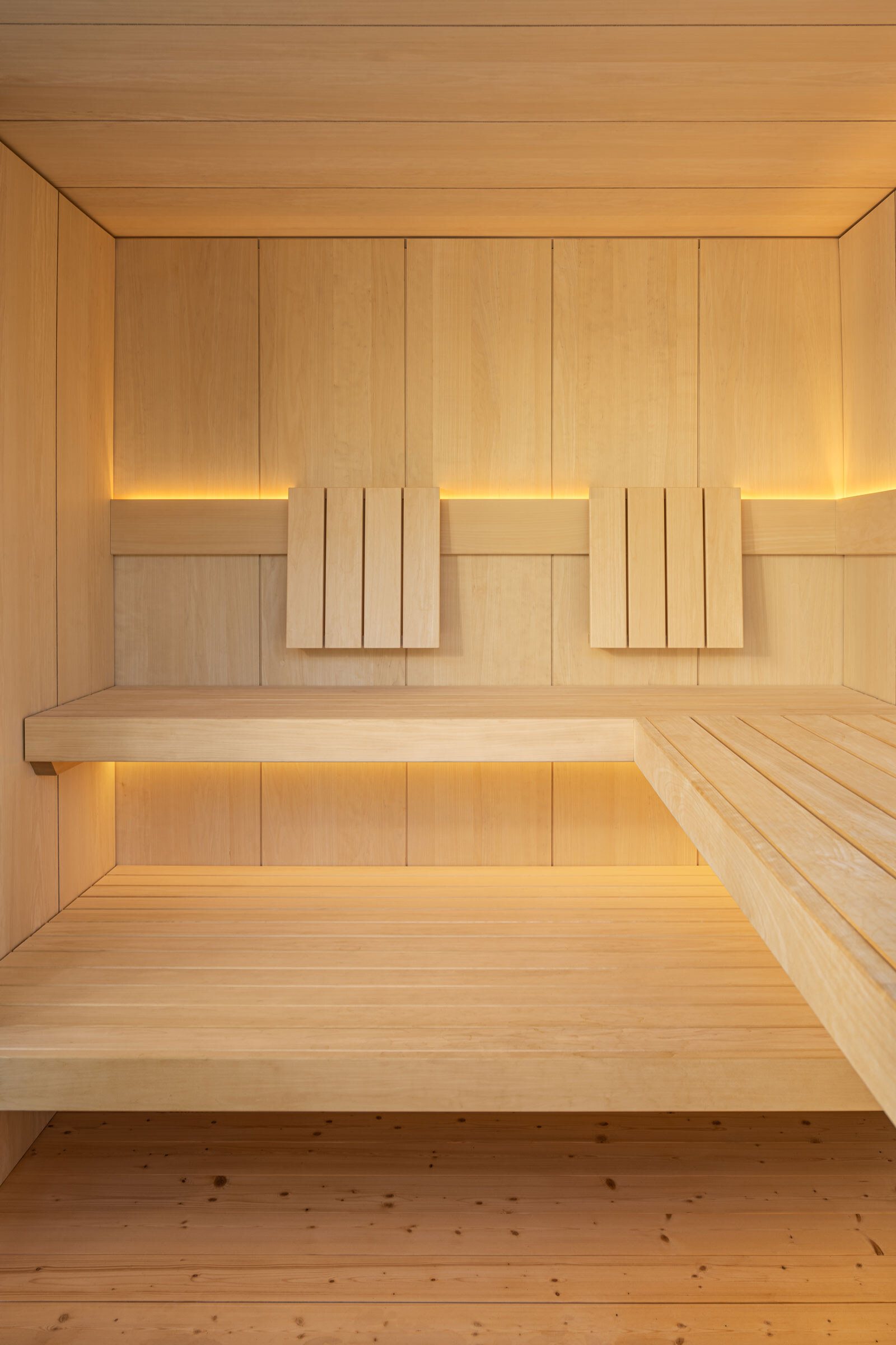 Minimalistischen Sauna im Scandi-Stil in hellem Holz mit dezenter Beleuchtung