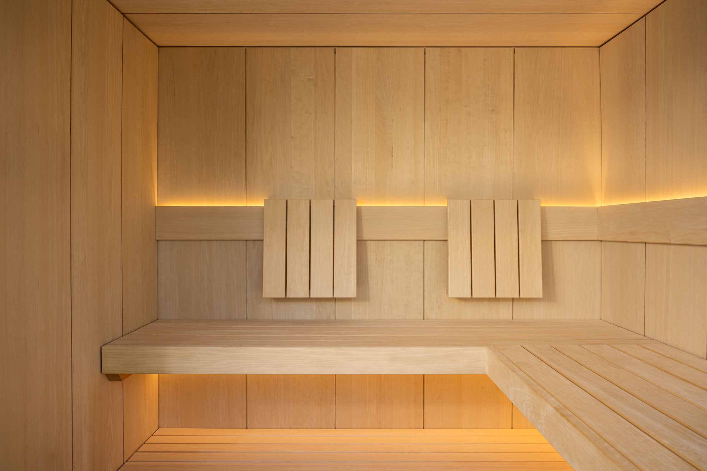 Interior einer minimalistischen Sauna im Japandi-Stil in hellem Espenholz