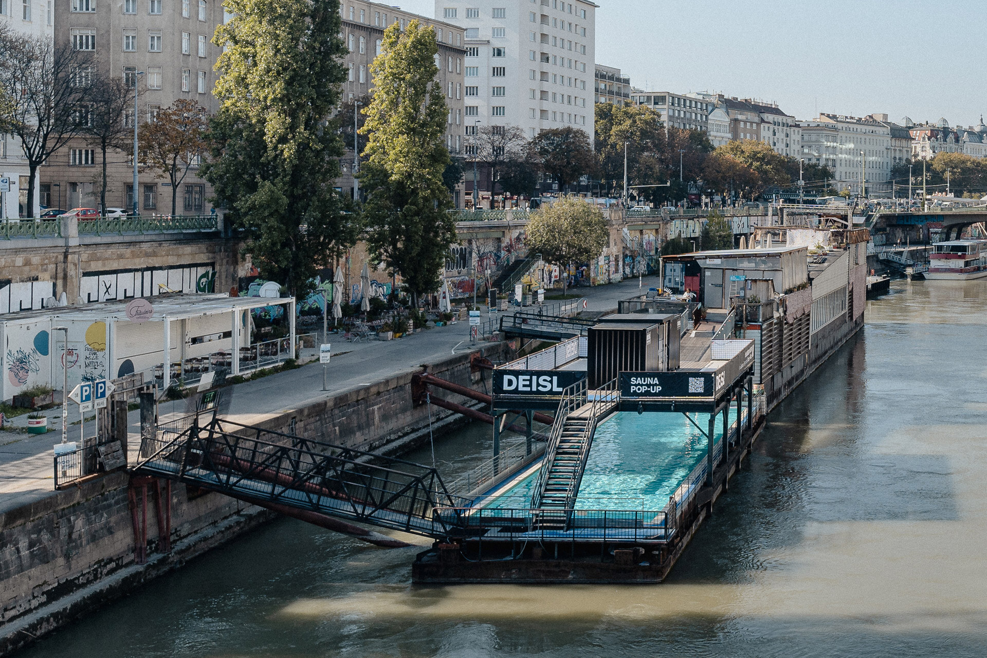 Outdoor Saunieren in Wien mit Blick auf den Donaukanal, Pool und Restaurant am Badeschiff