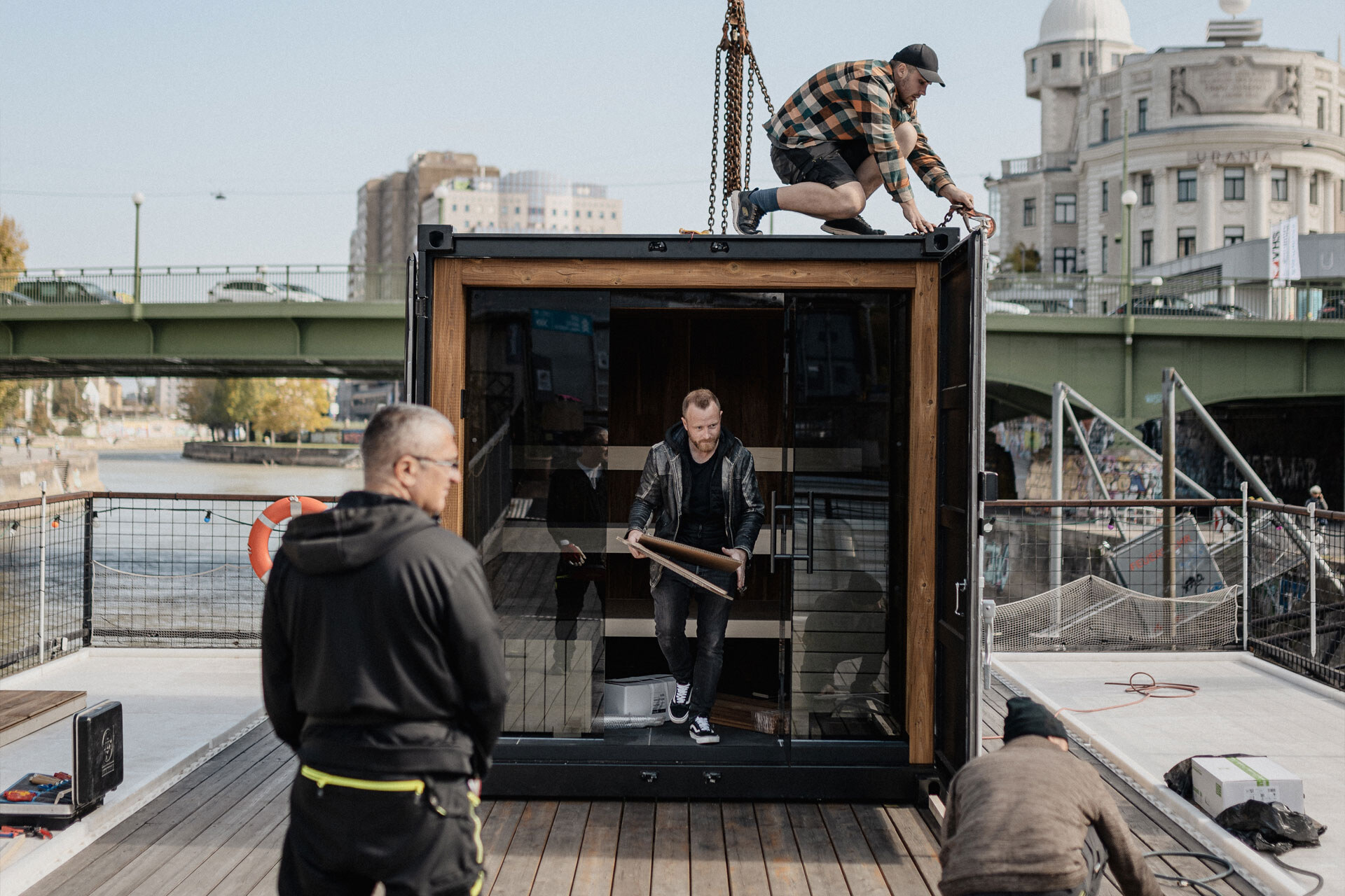 Aufbau der Containersauna am Pooldeck des Badeschiff in Wien mit Blick auf die Urania