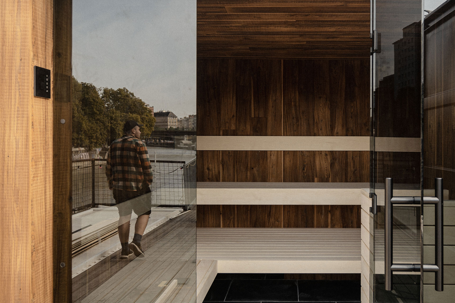 Outdoor-Sauna zum Mieten am Badeschiff in Wien